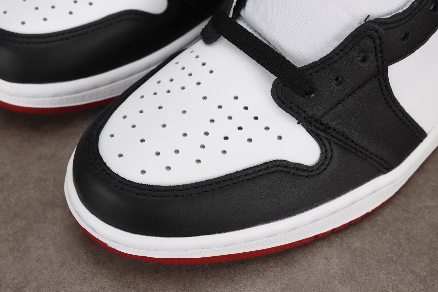 Nike Air Jordan 1 Retro High Black Toe – UA Fashion
